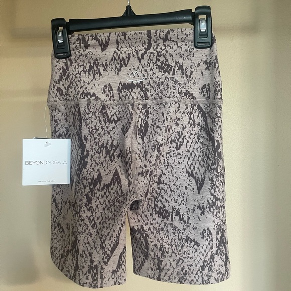 Beyond Yoga Printed High-Waisted Bike Short, color brown multi, size xs. NWT - Picture 4 of 6
